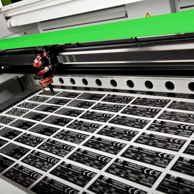 Gravotech LS100EX, la machine de gravure et découpe laser grand format pour la signalétique et la petite série
