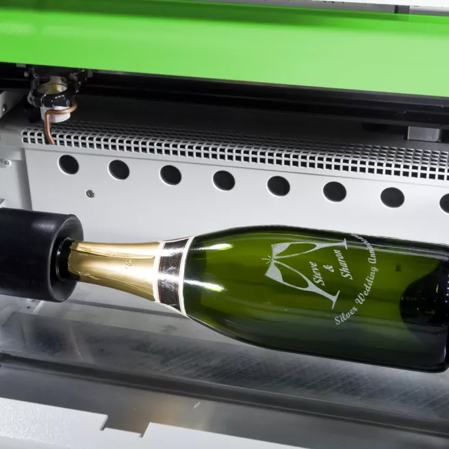 Gravotech LS100EX, la machine de gravure et découpe laser grand format pour la signalétique et la petite série