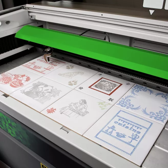 Gravotech LS100EX, la machine de gravure et découpe laser grand format pour la signalétique et la petite série