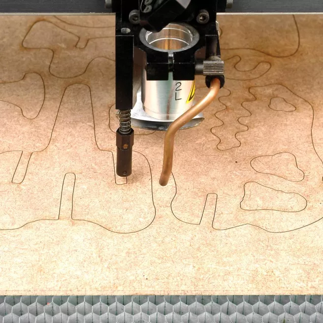 Gravotech LS100EX, la machine de gravure et découpe laser grand format pour la signalétique et la petite série
