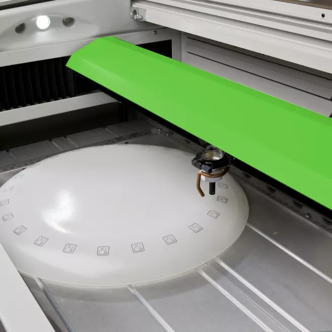Gravotech LS100EX, la machine de gravure et découpe laser grand format pour la signalétique et la petite série