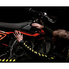 Titan Apex – 170-micron fluorescent printing vinyl in 5 colours, high-tack adhesive, micro-channel liner